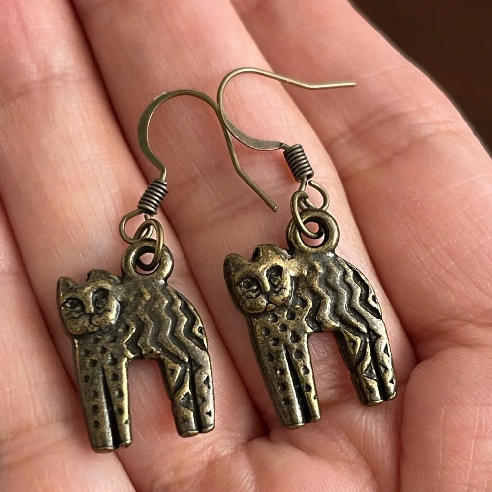 Bronze etched cat drop earrings Artisan-made - Picture 1 of 4
